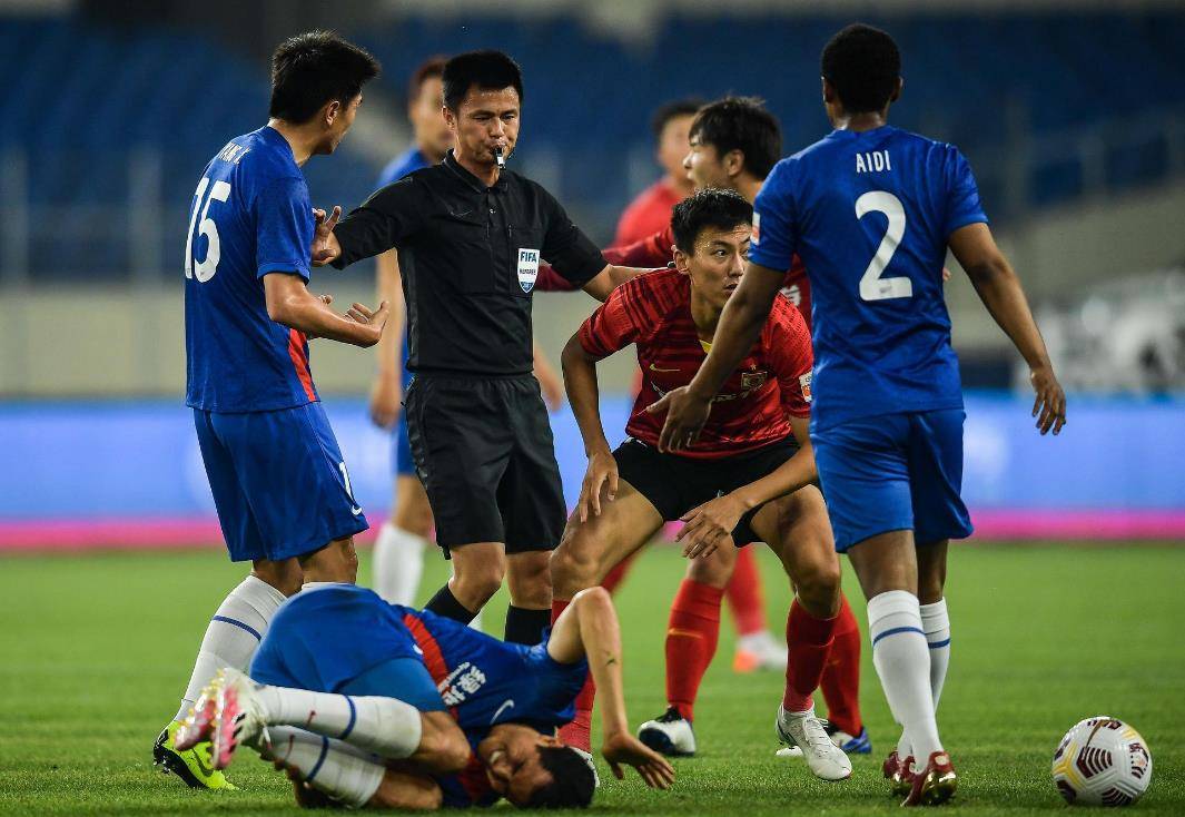 亚博体育-莱万多夫斯基在IG比赛中出色防守，锐不可当引发热议！引发球迷热议-亚博体育